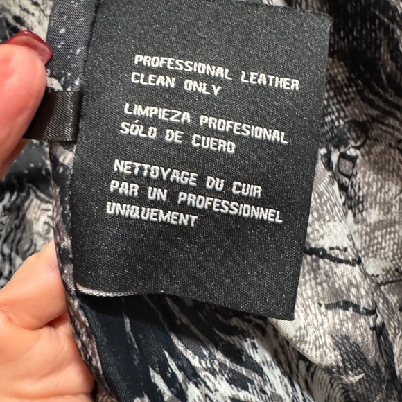 Vintage 90s/2000’s Guess Women's Black 100% Leather Motorcycle Jacket - Picture 4 of 11